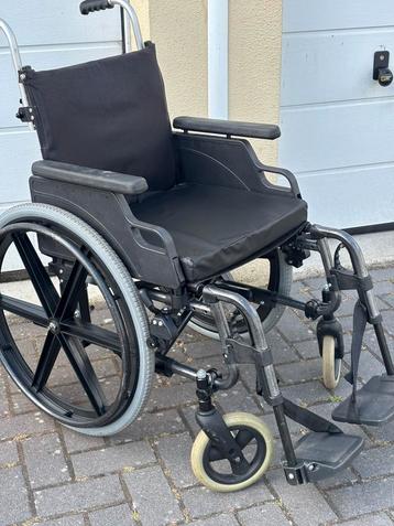 Lichtgewicht inklapbare rolstoel met sterwielen beschikbaar voor biedingen