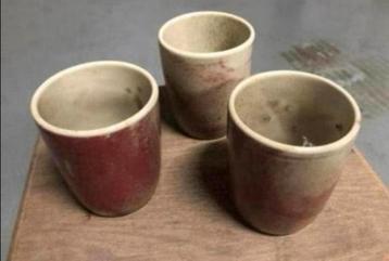 Drie beige / rode koffiemokken van keramiek - marmer beschikbaar voor biedingen