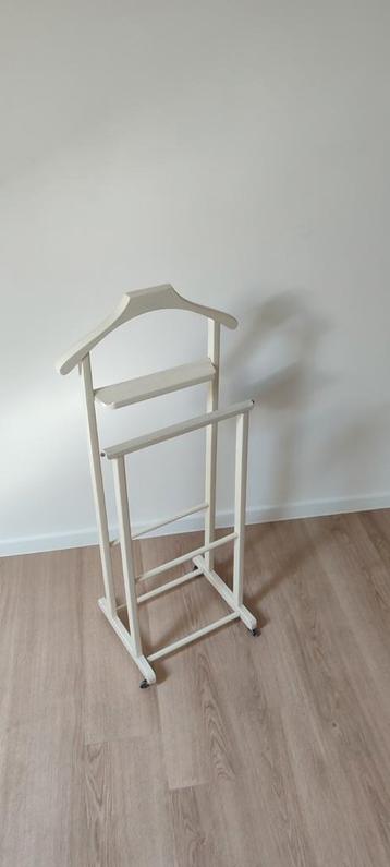 Mooie witte dressboy  beschikbaar voor biedingen