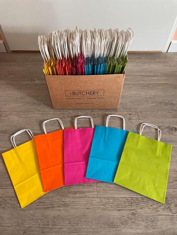 Vrolijk gekleurde papieren tasjes 24x18x8 cm 128 stuks beschikbaar voor biedingen