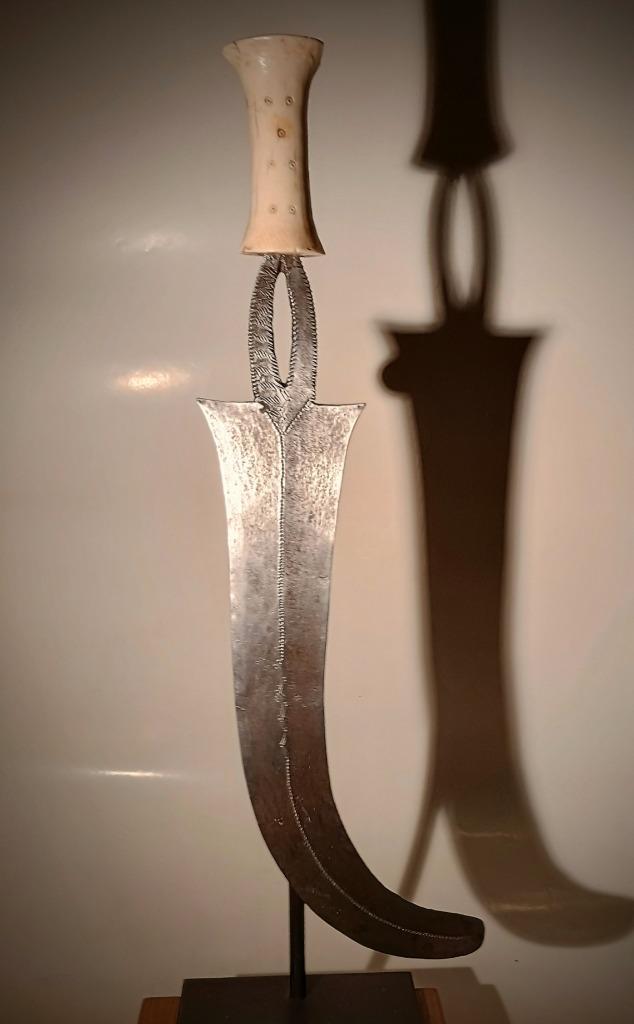 "Ngondi" mes, Ngbandi Yakoma, Congo DRC Afrika, Antiek en Kunst, Kunst | Niet-Westerse kunst, Verzenden