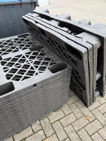 Kunststof Pallets 120x110 cm – Stevig en Herbruikbaar beschikbaar voor biedingen