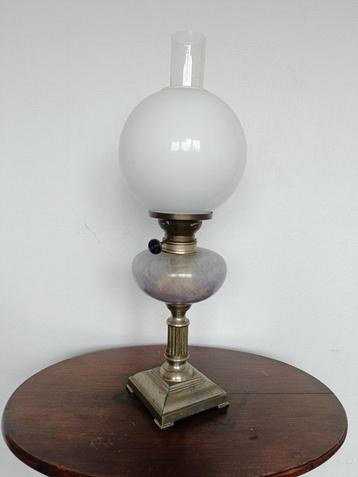 Antieke petroleum lamp  beschikbaar voor biedingen