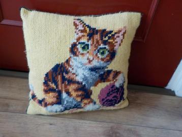Gratis geborduurde kussen met poes beschikbaar voor biedingen
