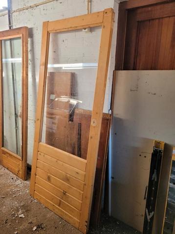 houten deur met glas beschikbaar voor biedingen