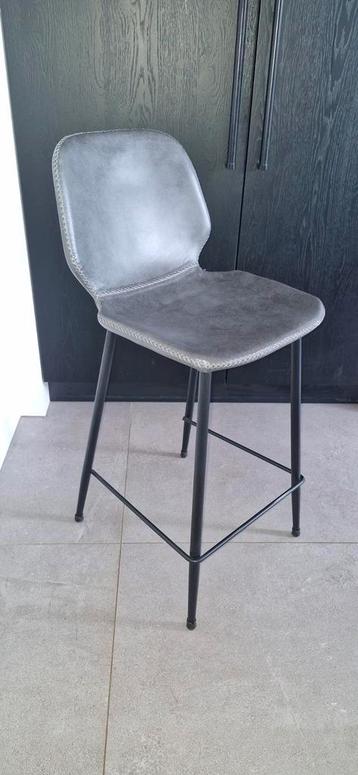 Antraciet Barkruk Boo Seashell twee maal beschikbaar voor biedingen