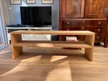 Massief houten sidetable beschikbaar voor biedingen