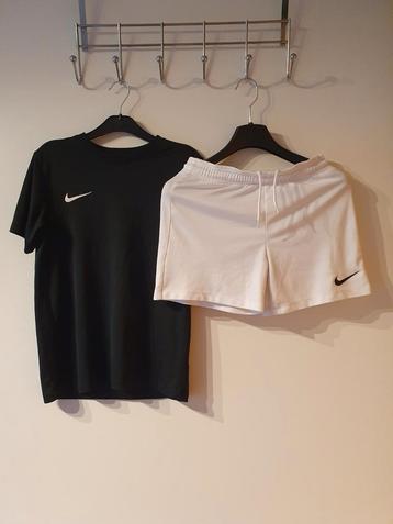 Nike Dri-fit wit sportbroekje (S), zwart sport T-shirt (M) beschikbaar voor biedingen