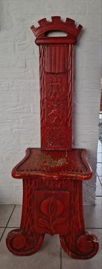 Rood houten stoeltje uit Frans klooster, Ophalen