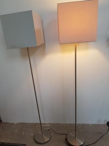 Twee staande lampen beschikbaar voor biedingen