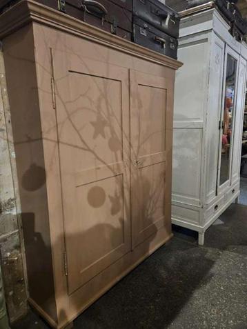 oude schoolkast ``WOONWINKEL RUSTIEK`` beschikbaar voor biedingen