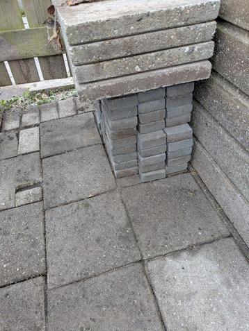 Betontegels diverse maten beschikbaar voor biedingen