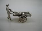 Zilveren miniatuur kachelsmid met handkar met draaiende wiel, Antiek en Kunst, Verzenden, Zilver