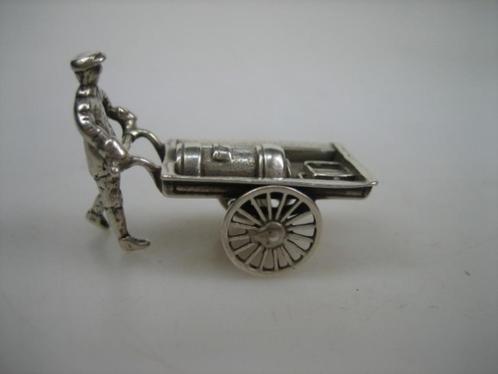 Zilveren miniatuur kachelsmid met handkar met draaiende wiel, Antiek en Kunst, Antiek | Goud en Zilver, Zilver, Verzenden