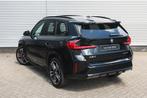 BMW iX1 eDrive20 High Executive M Sport / Panoramadak / Trek, Auto's, BMW, Stoelverwarming, Zwart, Zwart, Nieuw