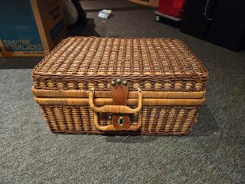 Leuke oude rotan koffer beschikbaar voor biedingen