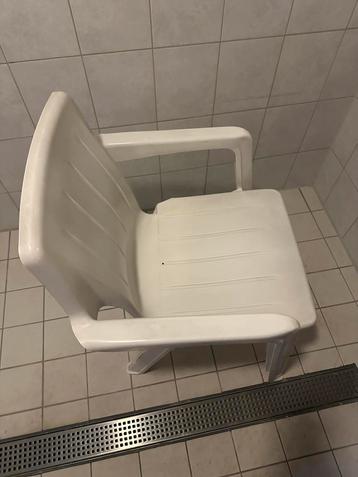 Witte Kunststof Tuinstoel met Armleuningen beschikbaar voor biedingen