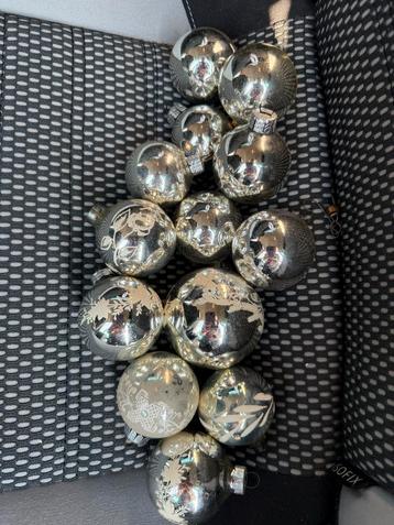 13 oude kerstballen waarvan 6 met mooie witte opdrukken beschikbaar voor biedingen