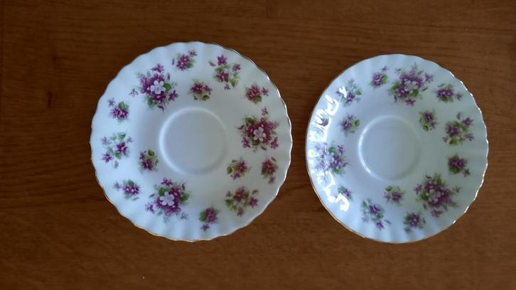 2 schotels van Royal Albert  **Sweet Violets**, Antiek en Kunst, Antiek | Servies los, Ophalen of Verzenden