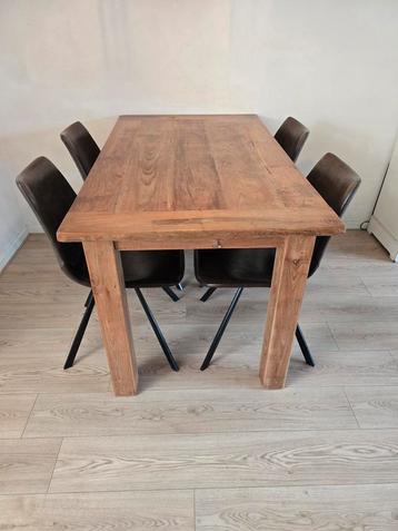 Hardhouten eettafel met leren eetkamerstoelen. beschikbaar voor biedingen