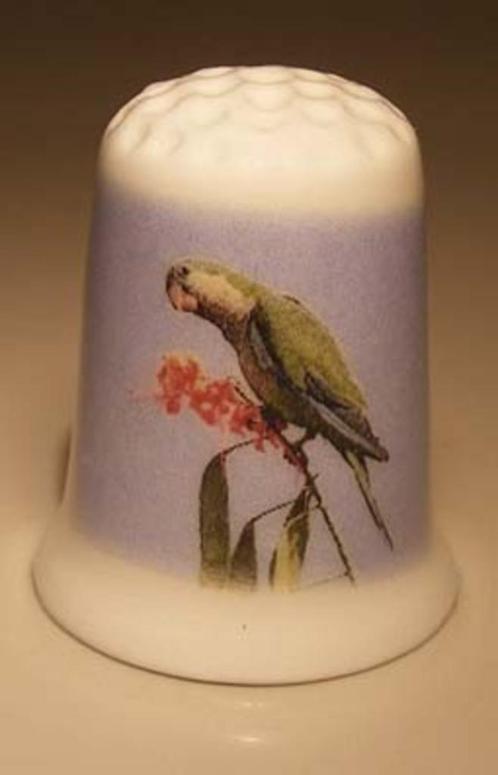 Papegaai met bloem vingerhoedje, Verzamelen, Vingerhoedjes, Nieuw, Nederland, Porselein, Ophalen of Verzenden