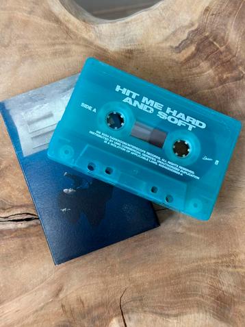 Billie Eilish hit me hard and soft - blue cassette beschikbaar voor biedingen