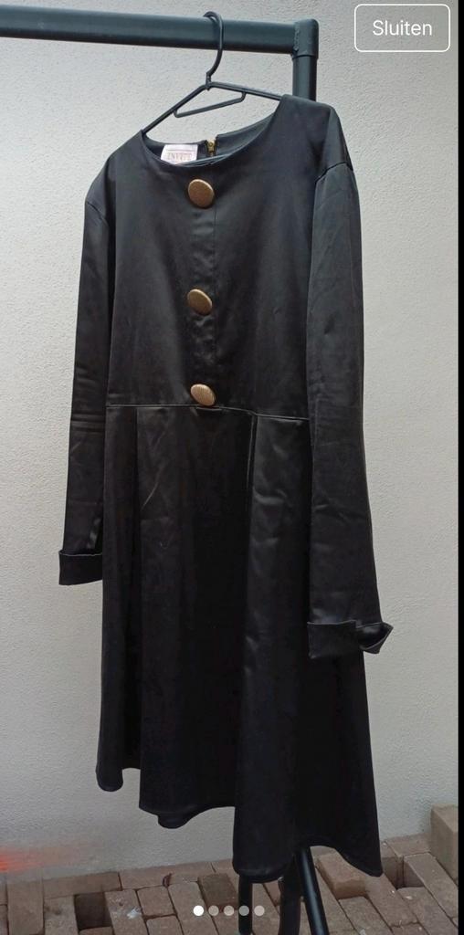 Stijlvolle Invite jurk met gouden knopen | Feestdagen tip ✨, Kleding | Dames, Jurken, Zo goed als nieuw, Maat 46/48 (XL) of groter