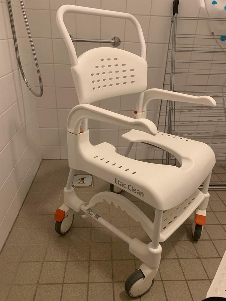 Douchestoel verrijdbaar met voetsteun en postoel, Diversen, Verpleegmiddelen, Zo goed als nieuw, Ophalen