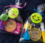 Traktatie smiley hanger,doolhof.,jumping smiley+snoepje 1.25, Ophalen of Verzenden, Nieuw, Feestartikel, Verjaardag