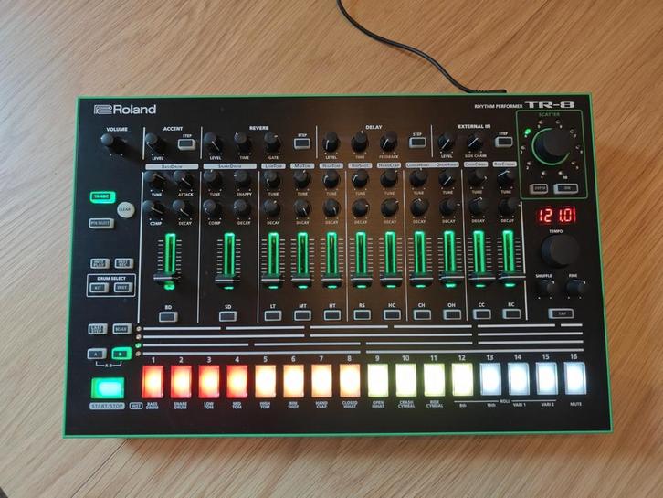 Roland TR-8 Rhythm Performer, Muziek en Instrumenten, Drumcomputers, Gebruikt, Roland, Ophalen of Verzenden