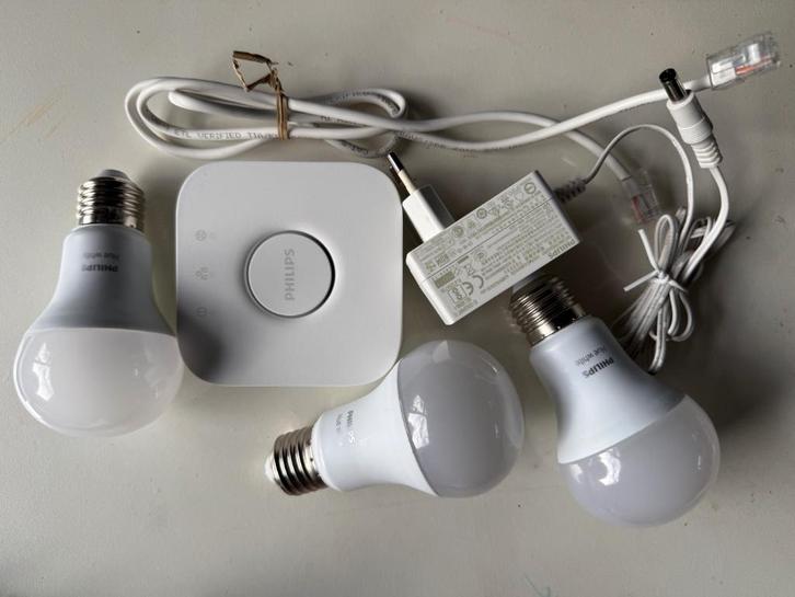 Te koop: Philips Hue Bridge +3 E27 Hue lampen, Huis en Inrichting, Lampen | Losse lampen, Zo goed als nieuw, Led-lamp, Minder dan 30 watt