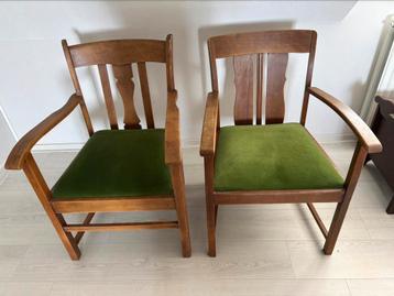 Twee Vintage stoelen beschikbaar voor biedingen