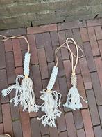 Schelpenketting met Kwast, Ophalen