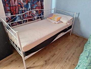 Mooi 1 persoonsbed inclusief matras. beschikbaar voor biedingen