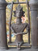Man op schommel mooi antiek brons beeld uit Afrika 29 cm.