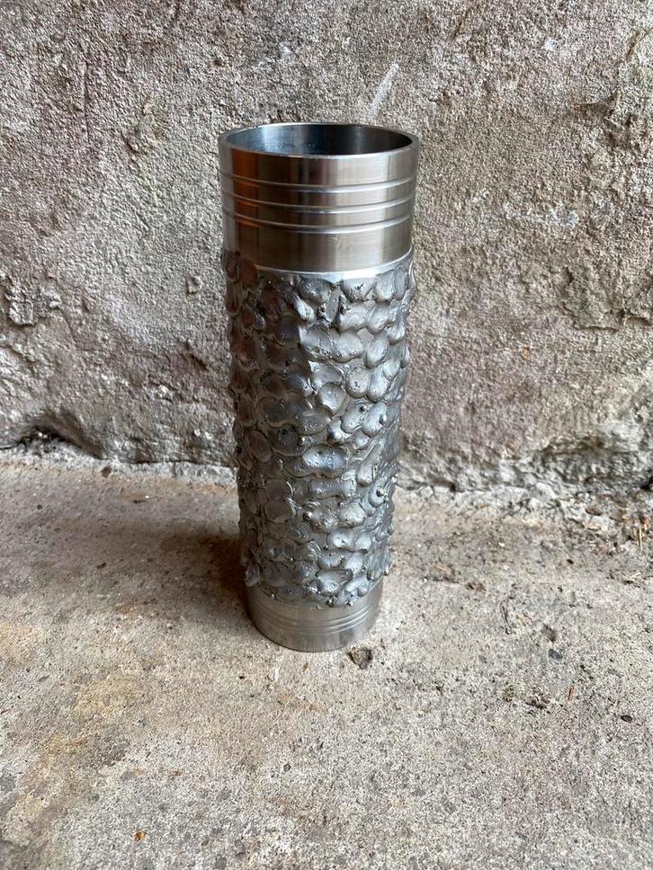 Brutalist cilinder vaas van metaal, Huis en Inrichting, Woonaccessoires | Vazen, Gebruikt, Overige kleuren, Minder dan 50 cm, Overige materialen