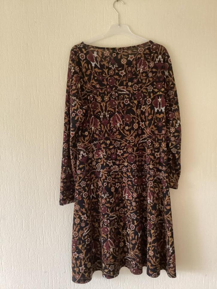 Zwarte jurk met rood/ bruin motief maat 44 lange mouw, Kleding | Dames, Jurken, Zo goed als nieuw, Maat 42/44 (L), Zwart, Ophalen of Verzenden