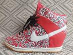 Nike Dunk Sky Hi Liberty of London Red 42 wedge sleehak, Kleding | Dames, Schoenen, Nike, Ophalen of Verzenden, Rood, Sneakers of Gympen