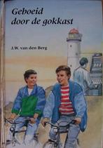 JW van den Berg - Geboeid door de gokkast, Boeken, Kinderboeken | Jeugd | 13 jaar en ouder, Gelezen, Ophalen of Verzenden