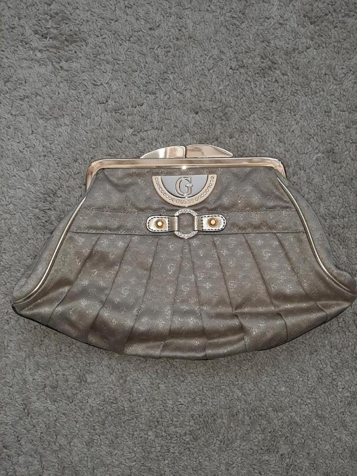 Mooi Guess tasje, Sieraden, Tassen en Uiterlijk, Tassen | Damestassen, Zo goed als nieuw, Avondtasje, Beige, Ophalen of Verzenden