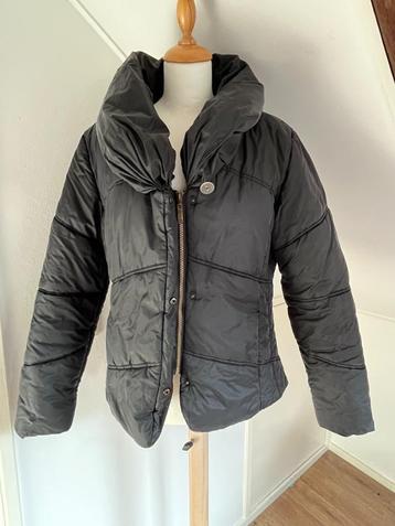 Jas zwart merk District maat 42 beschikbaar voor biedingen