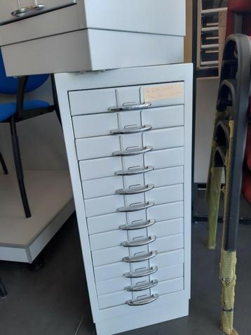 Ladenkast met 12 laden. beschikbaar voor biedingen