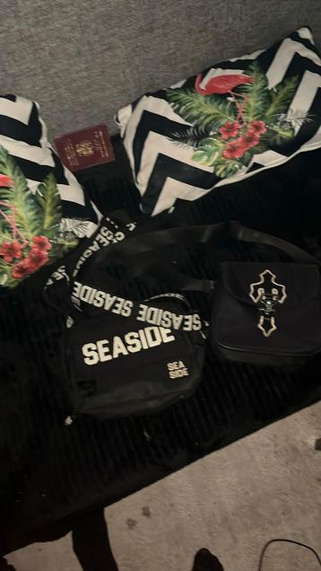 2 schoudertassen beschikbaar voor biedingen