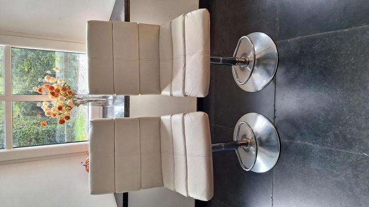 In hoogte verstelbaar. Met wit skai, kunstleer bekleed, Huis en Inrichting, Barkrukken, Gebruikt, 90 cm of meer, 2 krukken, In hoogte verstelbaar