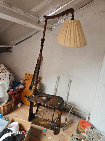 leeslampje met tafel beschikbaar voor biedingen
