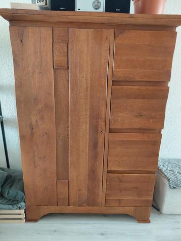 Massief houten wandkast beschikbaar voor biedingen