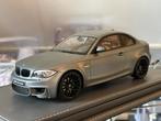BMW 1M grijs GT-Spirit 1:18, Hobby en Vrije tijd, Modelauto's | 1:18, Ophalen of Verzenden, Zo goed als nieuw, Overige merken