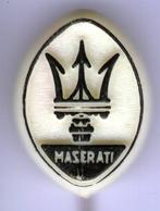 Maserati zwart op wit plastic auto speldje ( B_141 ), Verzamelen, Speldjes, Pins en Buttons, Transport, Speldje of Pin, Zo goed als nieuw