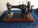 Antieke Singer Naaimachine.Extra spoeltjes en houten kap., Ophalen