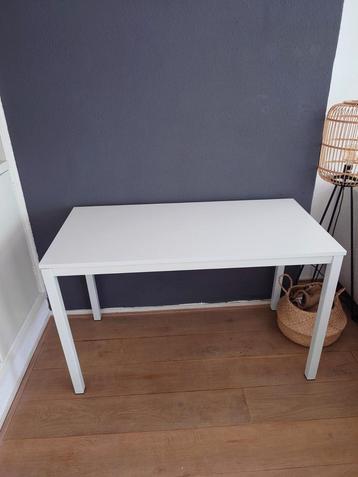White computer desk  beschikbaar voor biedingen